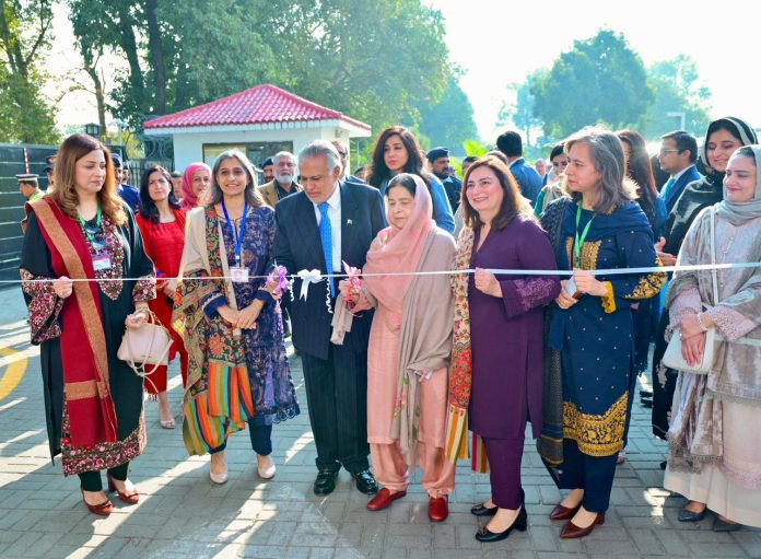 ڈپٹی وزیر اعظم محمد اسحاق ڈار نےدفتر خارجہ میں وویمن ایسوسی ایشن چیئرٹی بازار کا افتتاح کردیا