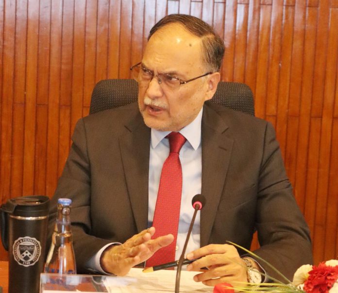پاکستان ایک بار پھر ترقی کی راہ پر گامزن ہونے کو تیار ہے، مہنگائی کی شرح 4 فیصد تک آ گئی ہے، ہمیں پاکستان کو دنیا کے سامنے ایک ٹیکنو اکانومی کے طور پر پیش کرنا ہے، احسن اقبال