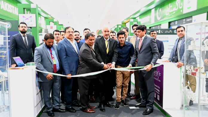 سفیر فیصل نیاز ترمذی کا عرب ہیلتھ 2025 نمائش میں پاکستان پویلین کا افتتاح ، عرب ہیلتھ میں پاکستان کی شرکت کو مزید مضبوط کرنے کا عہد