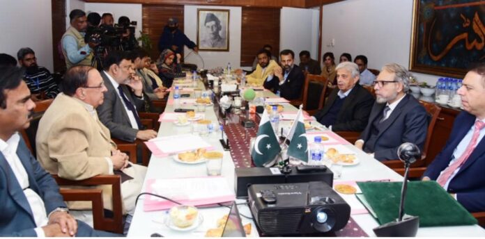وفاقی وزیررانا تنویر حسین کا ایچ ای جے انٹرنیشنل سینٹر فار کیمیکل اینڈ بائیولوجیکل سائنسز کا دورہ