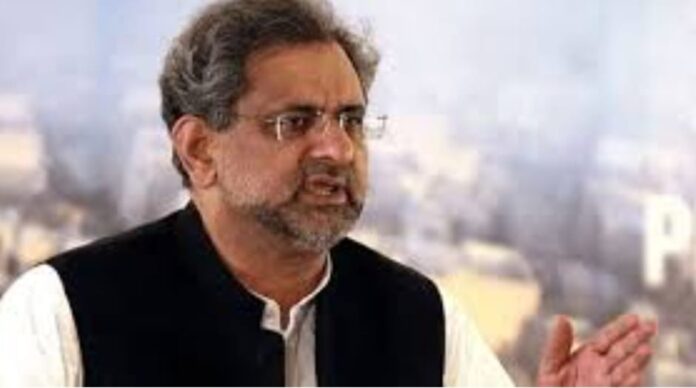 شاہد خاقان عباسی نے ڈاکٹر مہر لیاقت علی کے ہمراہ ملک نیاز احمد جھکڑ کی پمز ہسپتال میں عیادت کی