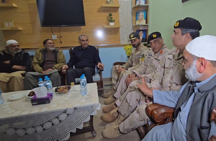 سعودیہ میں گرفتار بے گناہ خاندان کو رہائی مل گئی، وزیرداخلہ محسن نقوی کی رہائی پانے والوں کی رہائش گاہ آمد، خاندان کے افراد سے ملاقات ،رہائی اوروطن واپسی پر مبارکباد دی