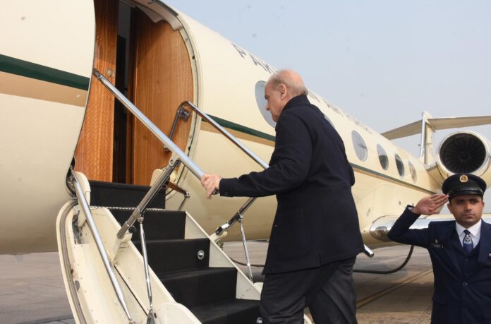 وزیرِ اعظم شہباز شریف ورلڈ گورنمنٹس سمٹ میں شرکت کے لئے وفد کے ہمرا متحدہ عرب امارات روانہ ہو گئے