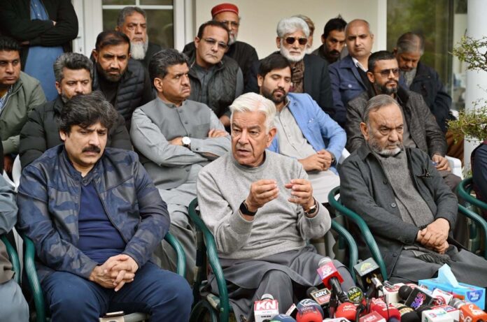 ملکی معیشت بتدریج بہتر ہوتی جا رہی ہے،ملک ترقی و خوشحالی کی منازل طے کرتا جا رہا ہے، وزیر دفاع خواجہ محمد آصف