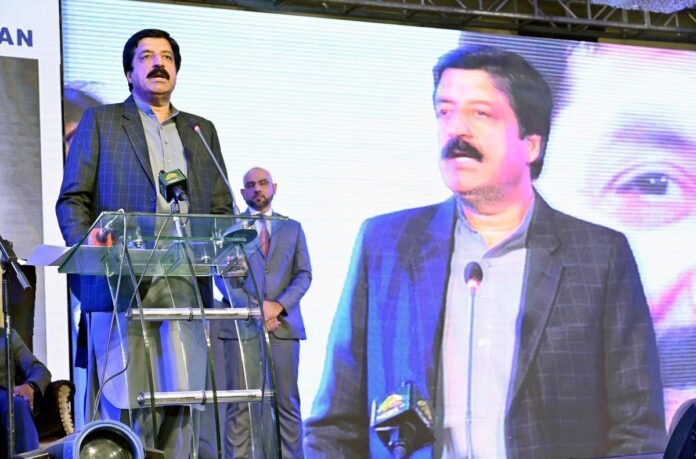 پاکستان چار وفاقی اکائیوں پرمشتمل ملک ہے،وطن کی ترقی اور دفاع کے لئے ہم سب متحد ہیں، گورنر پنجاب سردار سلیم حیدر