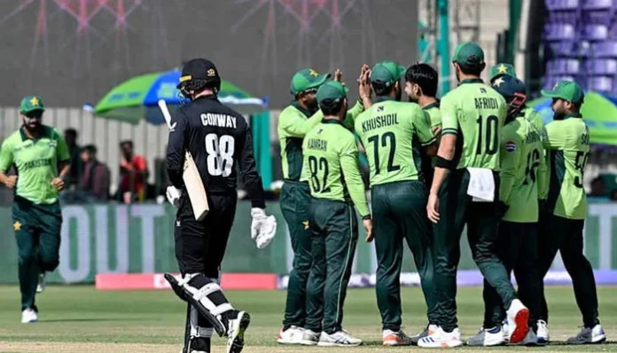 آئی سی سی چیمپئنز ٹرافی 2025 میں نیوزی لینڈ کے خلاف افتتاحی میچ میں سلو اوور ریٹ پر پاکستانی ٹیم پر میچ فیس کا 5 فیصد جرمانہ عائد