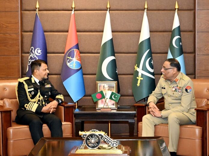 چیئرمین جوائنٹ چیفس آف سٹاف کمیٹی جنرل ساحر شمشاد مرزا سے بنگلہ دیش کے چیف آف نیول سٹاف ایڈمرل ایم نظم الحسن کی ملاقات