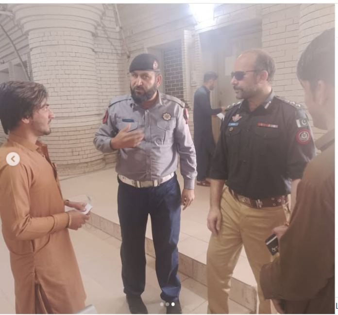 چیف ٹریفک آفیسر پشاور کا ڈرائیونگ لائسنس برانچ کا دورہ