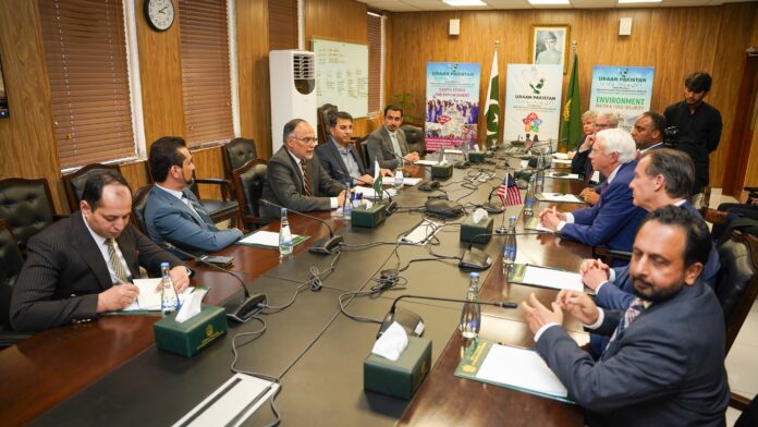 بدلتی ہوئی عالمی سیاست کے تناظر میں پاک-امریکہ تعلقات کو زمینی حقائق، باہمی اعتماد اور ترقی پر مبنی شراکت داری کی بنیاد پر ازسرنو استوار کرنے کی ضرورت ہے، احسن اقبال