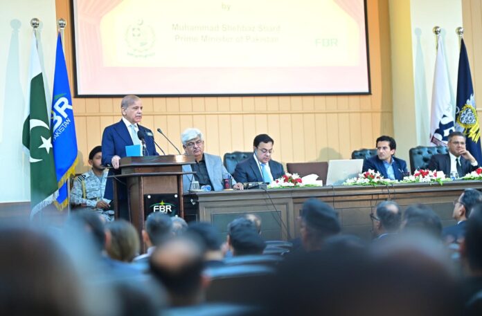 قرضوں سے نجات کے لئے قومی آمدن بڑھاناہوگی عدالتوں میں زیر التو ا کھربوں روپے کے ٹیکس کیسز کے فوری فیصلے ناگزیر ہیں، معاشرے اور سرکاری اداروں میں بہتری کے لئے جزا اور سزا کے تصور کو اپنانا ہو گا، وزیراعظم شہباز شریف