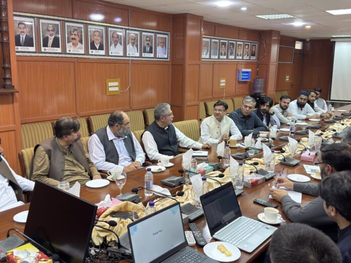 پشاور، وزیراعظم کے کوآرڈینیٹر اختیارولی خان کا پیسکو ہیڈکوارٹرز کا دورہ، لوڈ شیڈنگ سمیت عوامی شکایات اور محکمے کے نقصانات پر بریفنگ