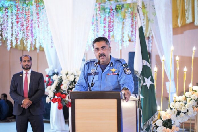 اسلام آباد، 03سالہ مغوی بچے کی بحفاظت بازیابی اور اشتیاق عباسی قتل کیس کو کامیابی سے حل کرنے پر پولیس ٹیموں میں ایک کروڑ روپے کے انعامات تقسیم