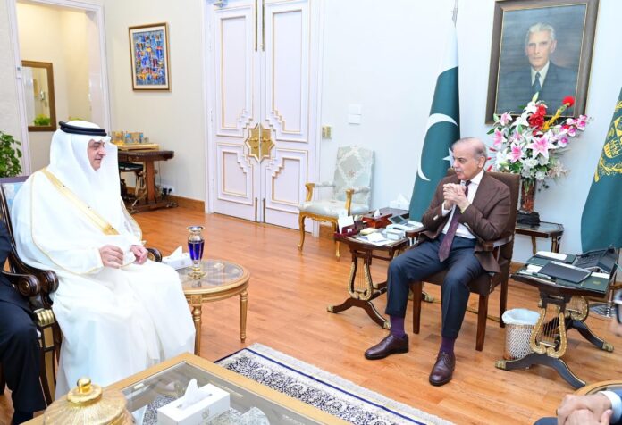 سعودی عرب سمیت برادر ممالک پر خطے میں کشیدگی میں کمی کے لئے ہندوستان پر دباؤ ڈالیں، وزیراعظم شہباز شریف کی سعودی سفیر سے ملاقات میں گفتگو