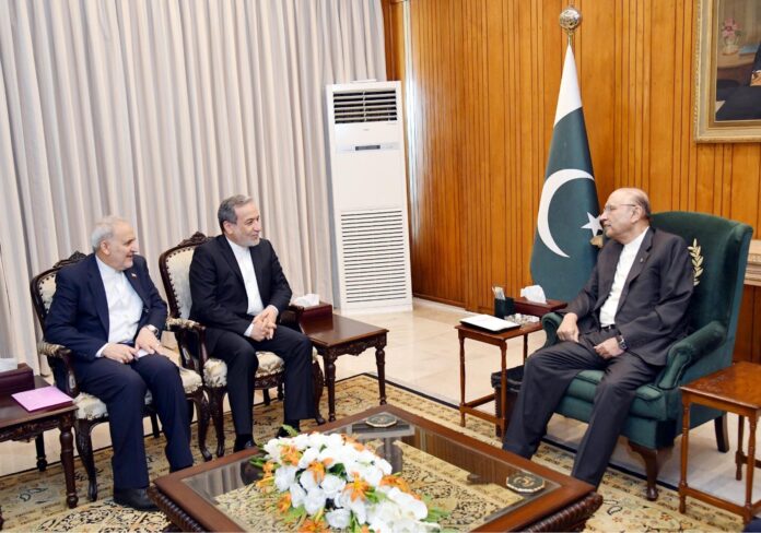 خطے میں امن اور خوشحالی کے فروغ کیلئے مل کر کام کرنے کی ضرورت ہے، بھارت کے جارحانہ اقدامات سے علاقائی امن و استحکام کو خطرہ ہے، صدر آصف علی زرداری کی ایرانی وزیر خارجہ سید عباس عراقچی سے گفتگو