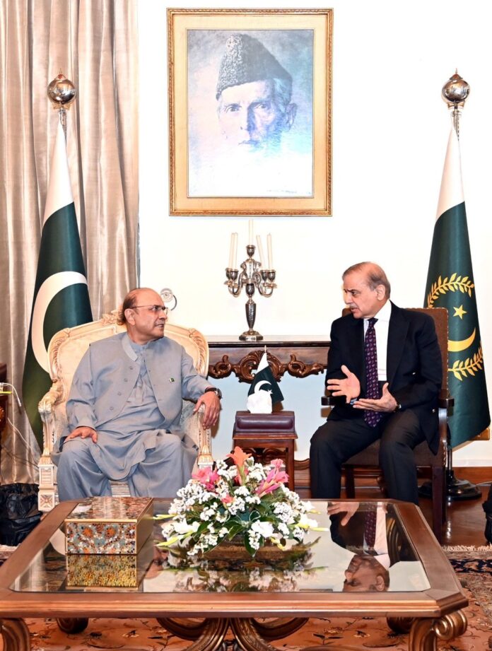 صدر مملکت آصف علی زرداری سے وزیراعظم محمد شہباز شریف کی ایوان صدر میں ملاقات، مسلح افواج کی غیر معمولی پیشہ ورانہ مہارت اور بہادری کو سراہا