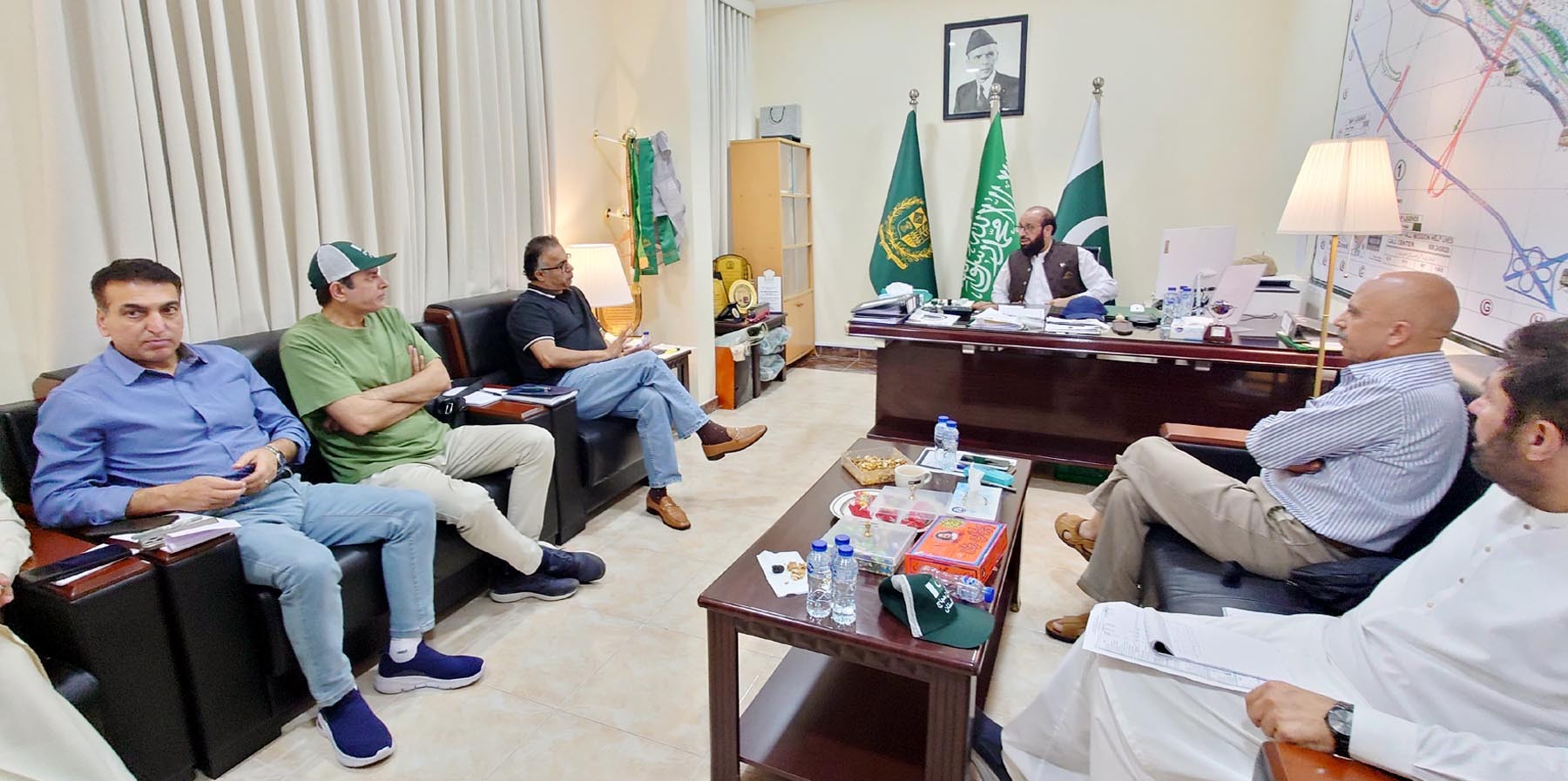 وفاقی وزیر مذہبی امور سردار محمد یوسف کا مکہ میں پاکستان حج مشن کا دورہ، عازمین حج کو بہترین سہولیات کی فراہمی یقینی بنانے کی ہدایت