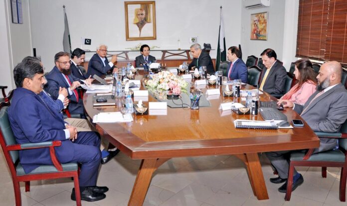 وفاقی وزیر پٹرولیم علی پرویز ملک کا کراچی میں پی پی ایل ہیڈ آفس کا دورہ