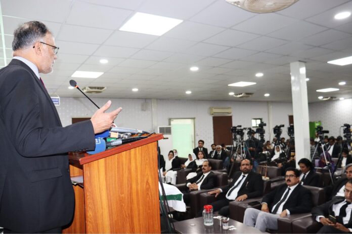 پاکستان کی سلامتی اور خودمختاری کی ضمانت ایک مضبوط معیشت، جدید ٹیکنالوجی اور قومی اتحاد میں مضمر ہے، احسن اقبال