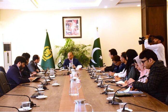 وفاقی وزیر موسمیاتی تبدیلی ڈاکٹر مصدق ملک سے ایشیائی ترقیاتی بینک کے اعلیٰ سطحی وفد کی ملاقات