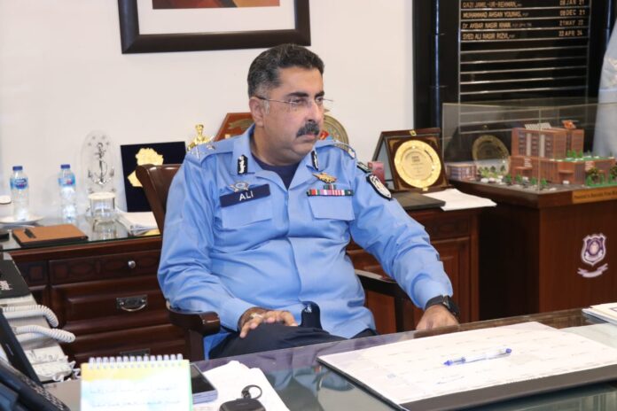 آئی جی سید علی ناصر رضوی کی ہیڈ کانسٹیبل عمر دراز سے ملاقات، ریڑھ کی ہڈی کے علاج کے لیے ڈیڑھ لاکھ روپے کی امداد فراہم کی