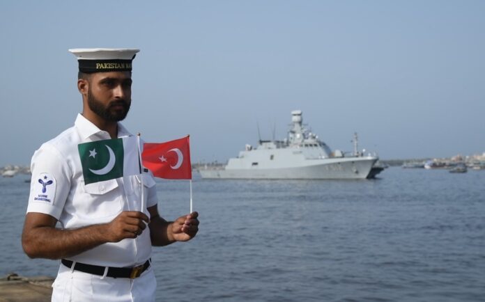 ترک بحریہ کا جہاز خیر سگالی دورے پر کراچی بندرگاہ پہنچ گیا