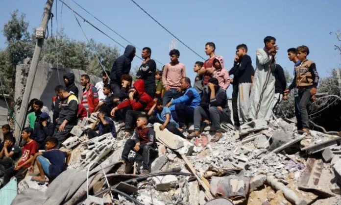 اسرائیلی قابض فورس کی فائرنگ سے رفح میں امداد کے منتظر 8 فلسطینی شہید