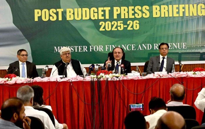 قومی ترقی کے لئے معیشت کے بنیادی ڈھانچے کو تبدیل کرنا ضروری ہے، 2 ٹریلین کے اضافی اہداف کا زیادہ تر حصہ خودمختار نمو اور انفورسمنٹ کے اقدامات سے حاصل کیا جائے گا، بجلی کے بلوں پر10فیصد سرچارج عائد نہیں کیا گیا ،وفاقی وزیر خزانہ