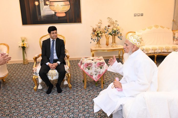 دبئی میں پاکستانی قونصل جنرل حسین محمد کی شارجہ میں سلطان البوہرہ سیدنا مفضل سیف الدین سے ملاقات،عیدالاضحیٰ کی مبارکباد دی