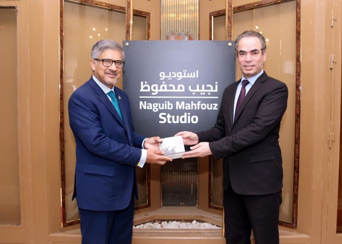 مصری مصنف احمد المسلمانی کا پاکستانی سفیر کے ساتھ مصری ڈراموں کے اردو میں ترجمہ پر تبادلہ خیال، سفیر کو ام کلثوم کے نغموں کا البم بھی پیش کیا