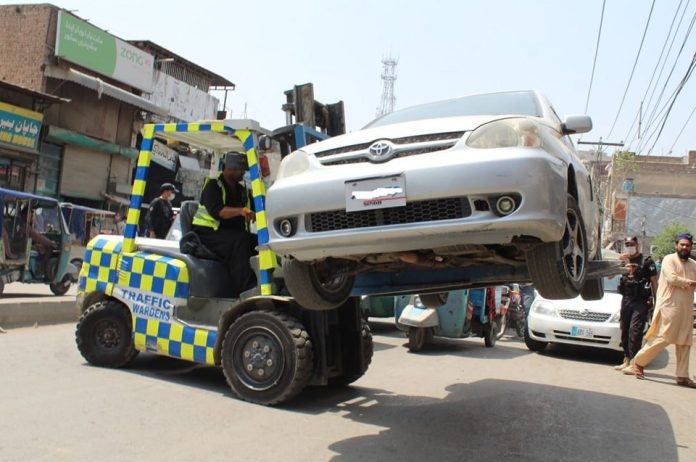 پشاور،نو پارکنگ زون میں گاڑیاں کھڑی کرنے پر 645 افراد کے چالان