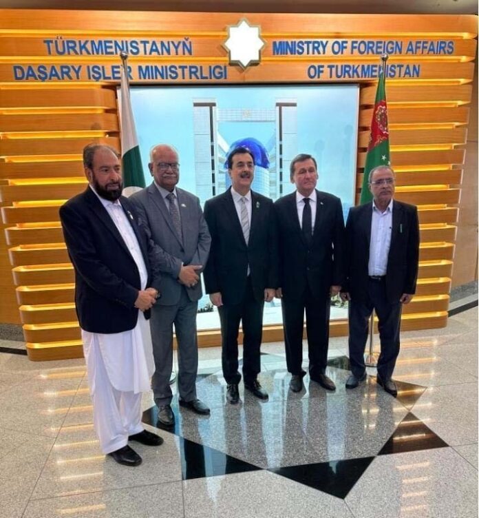چیئرمین سینیٹ سید یوسف رضا گیلانی کی ترکمانستان کے وزیر خارجہ رشید میریدوف سے ملاقات ، گوادر اور کراچی بندرگاہوں کے استعمال , سرمایہ کاری کی دعوت دی