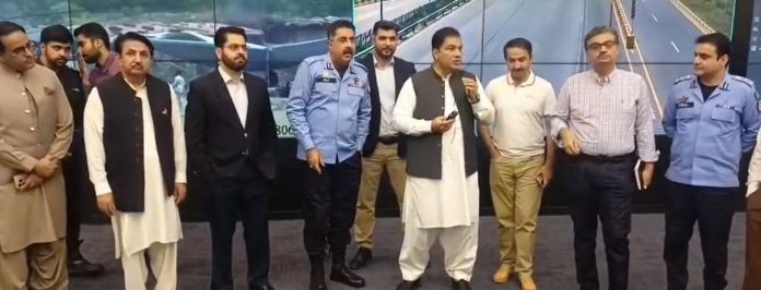 چیئرمین سی ڈی اے کا آئی جی اسلام آباد پولیس کے ہمراہ اسلام آباد سیف سٹی ہیڈکوارٹرز میں اعلی سطح اجلاس