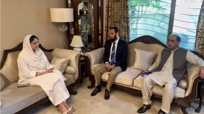 وفاقی وزیر اطلاعات عطاء اللہ تارڑ اور وزیراعظم کے میڈیا کوآرڈینیٹر بدر شہباز وڑائچ کی سینئر اینکر فریحہ ادریس کے گھر آمد، والدہ کے انتقال پر تعزیت کی