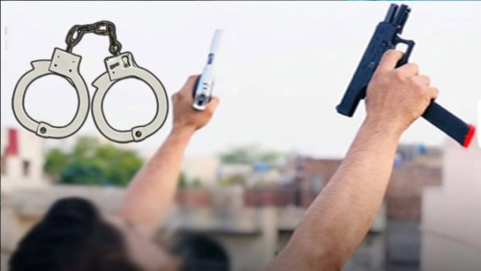 اسلحہ کی نمائش، بکھر پولیس نے ملزم کو کلاشن کوف سمیت گرفتار کر لیا