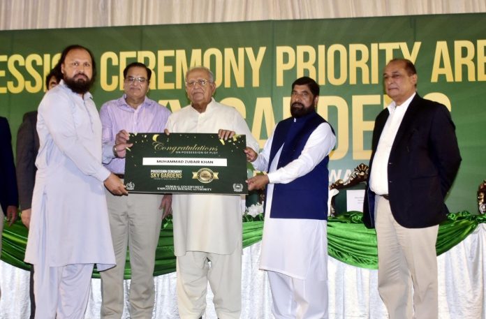 سکائی گارڈنز ہائوسنگ پراجیکٹ کے الاٹیوں کو قبضہ ٹرانسفر کرنے کی تقریب، وفاقی وزیر ہائوسنگ میاں ریاض حسین پیرزادہ نے پلاٹوں کے قبضہ نامے تقسیم کیے