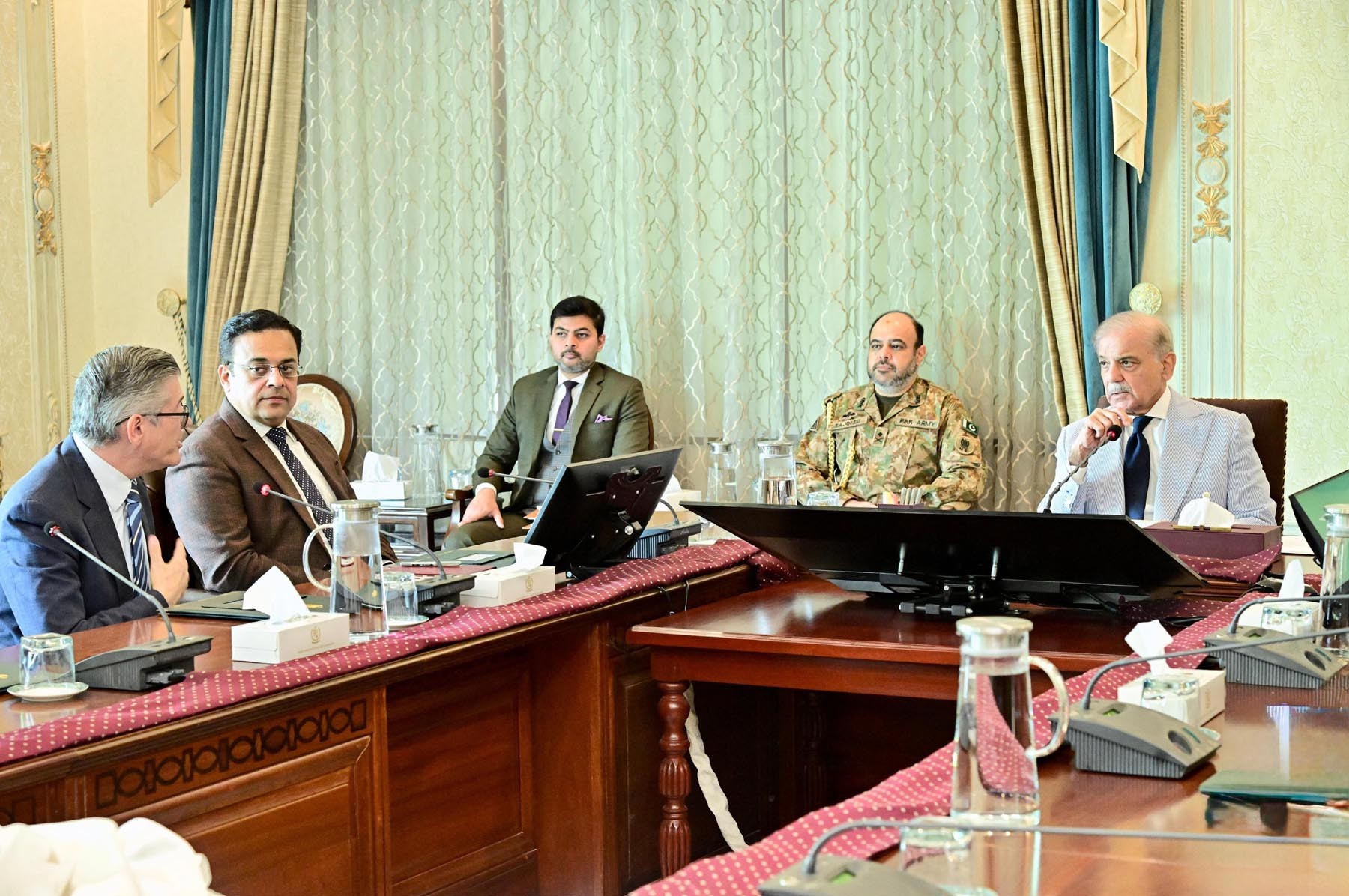 نظام تعلیم میں جدت لانا اور نوجوانوں کو پیشہ وارانہ صلاحیتوں سے آراستہ کرنا حکومت کی اولین ترجیحات میں شامل ہے، وزیراعظم محمد شہباز شریف کی سنٹانا ایجوکیشن کے بانی و چیئرمین ڈگ بیکر کی قیادت میں ایریزونا سٹیٹ یونیورسٹی کے وفد سے ملاقات میں گفتگو