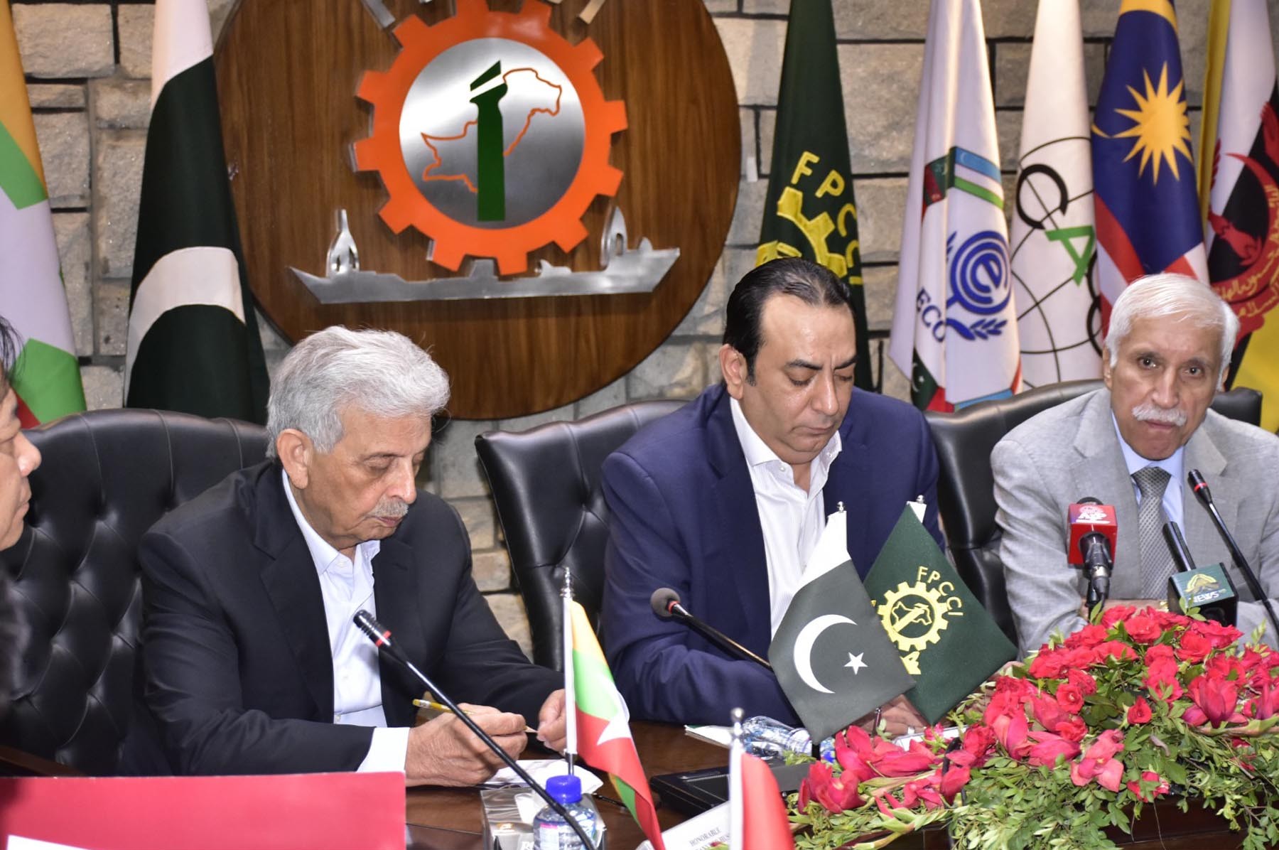آسیان ممالک کے ساتھ تجارتی و سرمایہ کاری روابط کو مزید مستحکم بنانے کے خواہاں ہیں، وفاقی وزیر رانا تنویر حسین کا ایف پی سی سی آئی کے زیر اہتمام تقریب سے خطاب