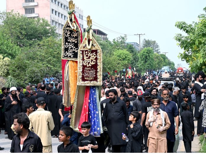 تھانہ آر اے بازار کی حدود میں آٹھ محرم الحرام کا جلوس اپنے روایتی راستوں سے ہوتا ہوا امام بارگاہ قصر زینب پر اختتام پذیر