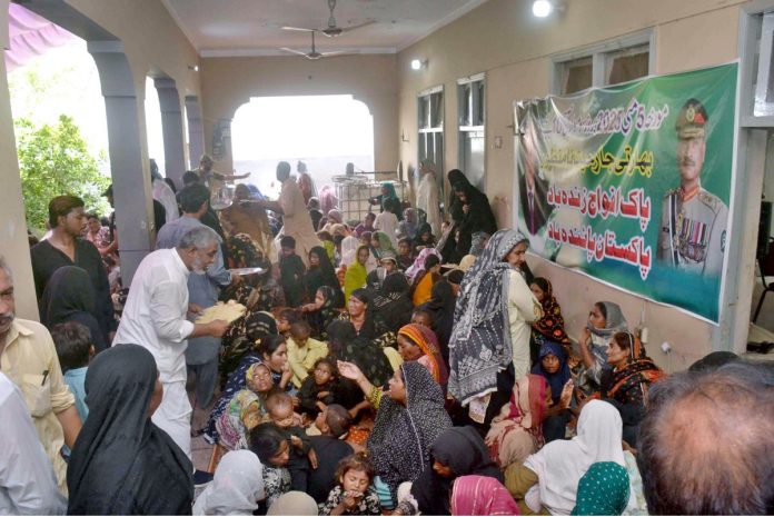 وفاقی وزیر برائے سرمایہ کاری بورڈ قیصر احمد شیخ نے ہر سال کی طرح اپنے ڈیرہ چنیوٹ پر یوم عاشورہ پر نیاز کا اہتمام کیا