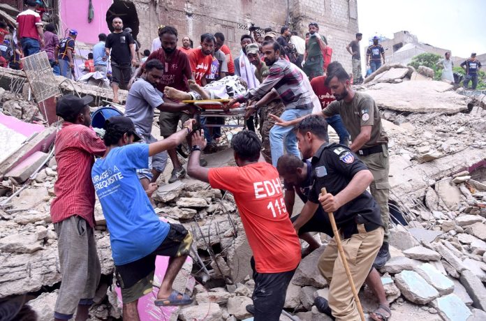 لیاری بغداد میں گرنے والی پانچ منزلہ عمارت کے ملبے سے 7 لاشیں اور8 زخمیوں کونکال لیاگیا