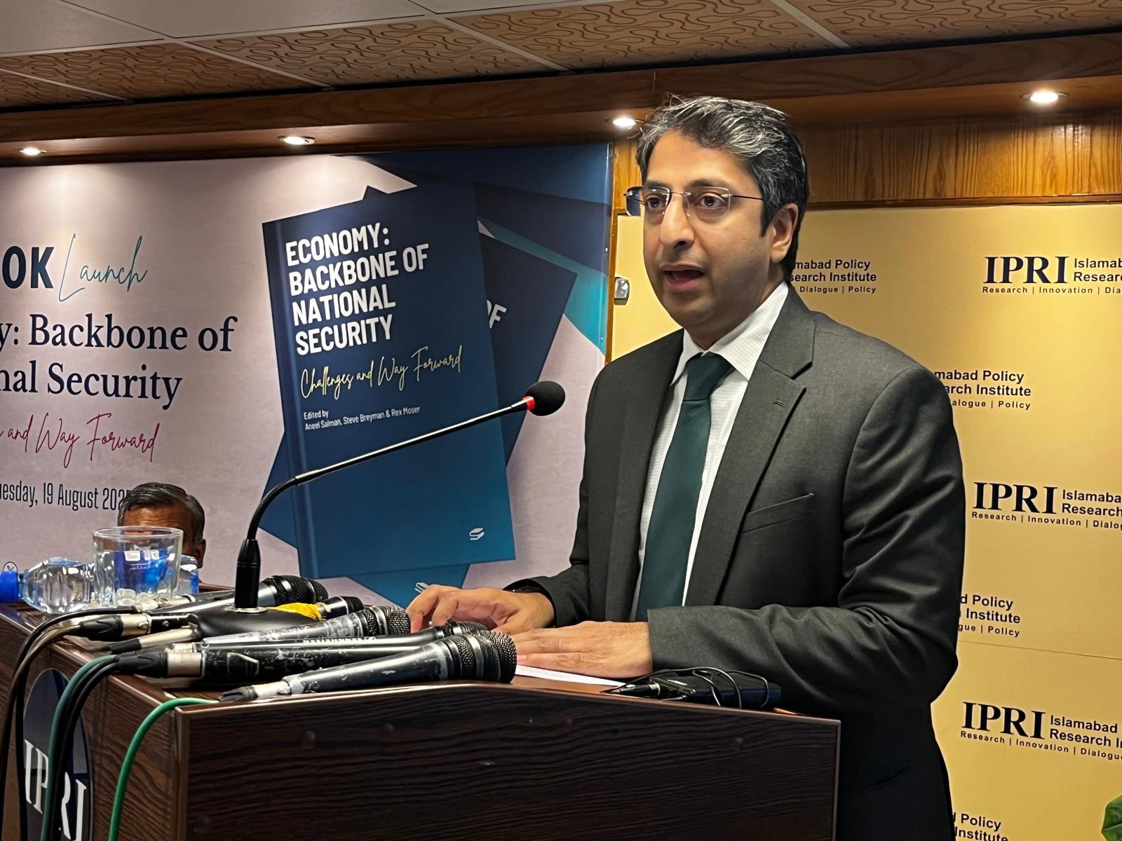 پاکستان اور بیرونِ ملک سے 14 مصنفین کے 17 ابواب پر مشتمل کتاب ’’اکانومی: قومی سلامتی کی ریڑھ کی ہڈی‘‘ کی تقریبِ رونمائی