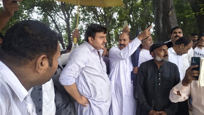 قصور ،سپیکر پنجاب اسمبلی اور وفاقی وزیر مملکت نےدریائے ستلج کے سیلابی علاقوں میں مختلف دیہاتوں کا دورہ کیا