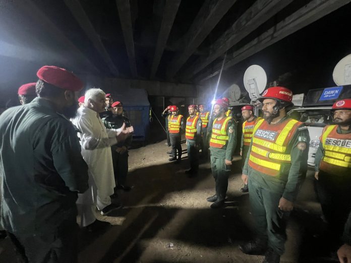 وزیر صحت و چیئرمین کابینہ کمیٹی ڈیزاسٹر مینجمنٹ پنجاب خواجہ سلمان رفیق کا سیالکوٹ کا دورہ، تازہ صورتحال کا جائزہ لیا