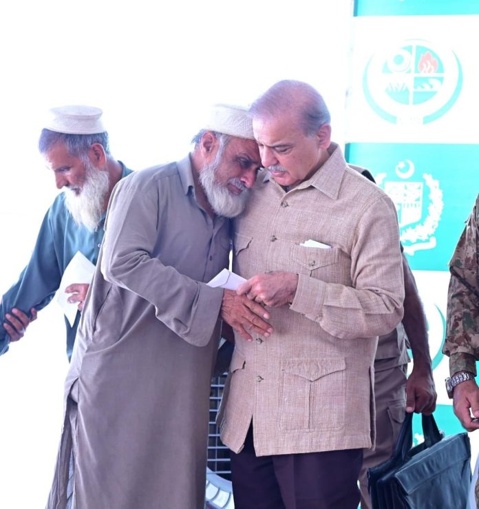 وفاقی حکومت اور پاک فوج مشکل گھڑی میں سیلاب متاثرین کے ساتھ ہرممکن تعاون کے لئے پرعزم ہیں، وزیراعظم شہباز شریف کی آرمی چیف فیلڈ مارشل سید عاصم منیر کے ہمراہ سیلاب سے متاثرہ اضلاع کے دورہ کے موقع پر گفتگو
