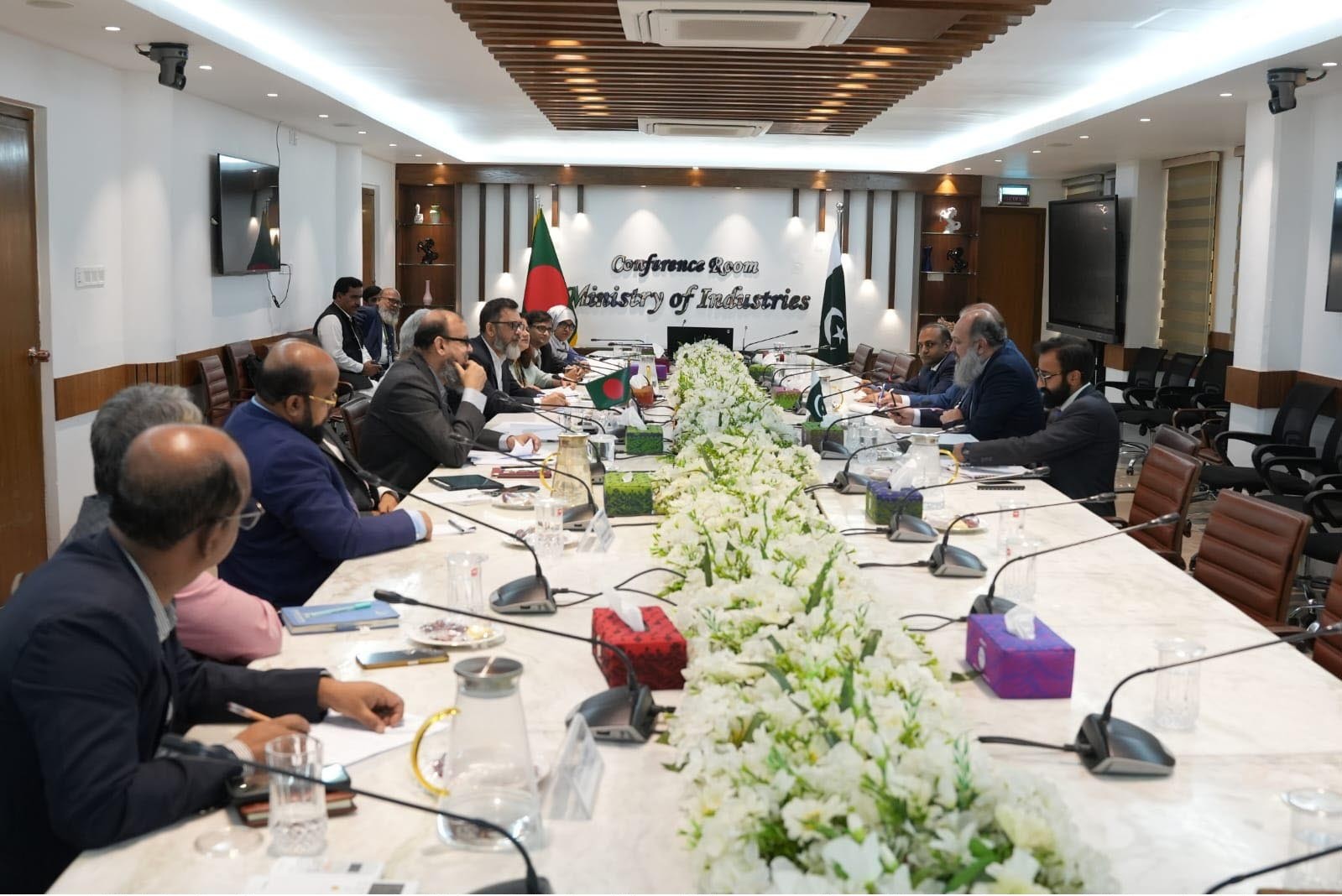 وفاقی وزیر تجارت کی بنگلہ دیشی مشیر صنعت سے ملاقات، صنعتی تعاون بڑھانے پر اتفاق