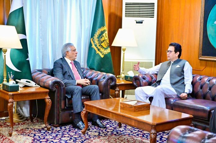 نائب وزیراعظم و وزیر خارجہ سینیٹر محمد اسحاق ڈار سے خیبرپختونخوا اسمبلی میں قائد حزب اختلاف ڈاکٹر عباداللہ خان کی ملاقات