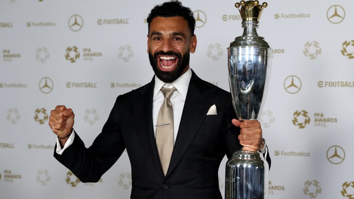 محمد صلاح نے تاریخ رقم کر دی، محمد صلاح اور راجرز کو پی ایف اے پلیئر آف دی ایئر کا ایوارڈ حاصل