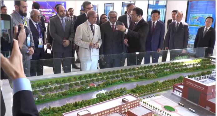 وزیر اعظم محمد شہباز شریف کا تیانجن یونیورسٹی میں نیشنل ارتھ کوئیک سمولیشن سینٹر کا دورہ