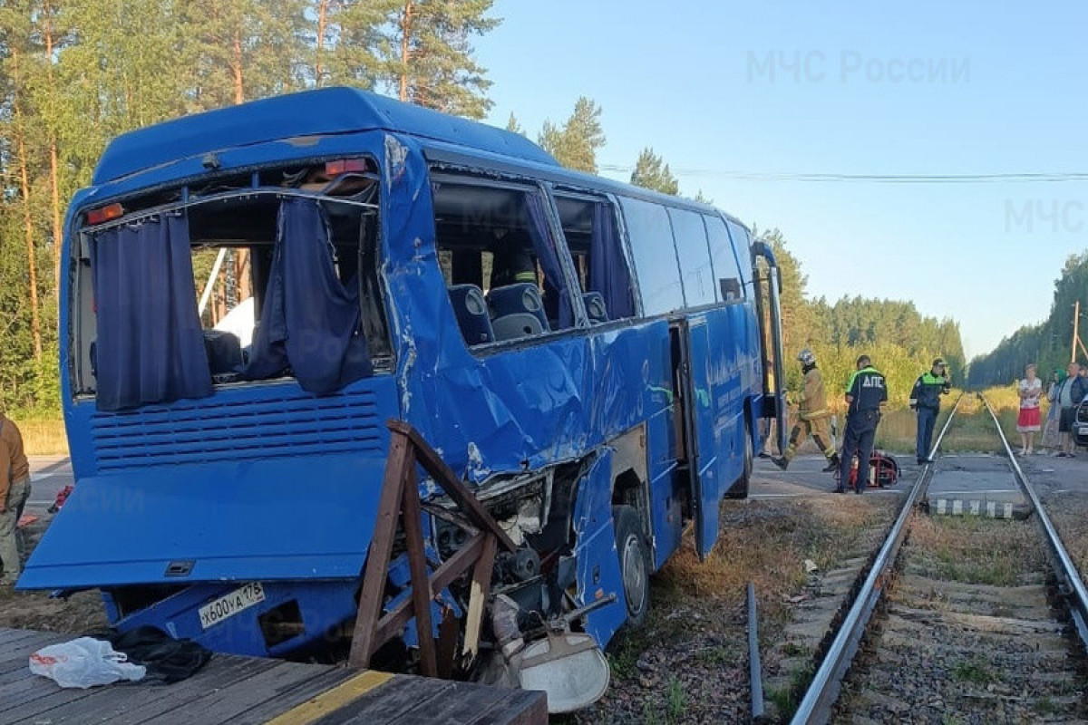 Russia: Bus and train collide