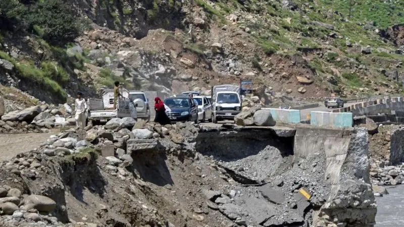 ناران ، سیاحتی مقام جھیل روڈپر لینڈ سلائیڈنگ سے متعدد گاڑیاں پھنس گئیں،کے ڈی اے اورریسکیو1122 نے ملبہ ہٹادیا،ٹریفک بحال